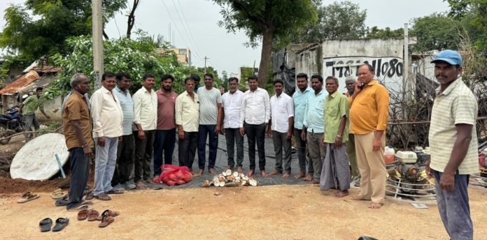 పందిల్లలో సీసీరోడ్ల పనుల ప్రారంభం