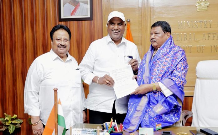 నిధుల జాప్యంతో విద్యార్థులకు ఇబ్బందులు