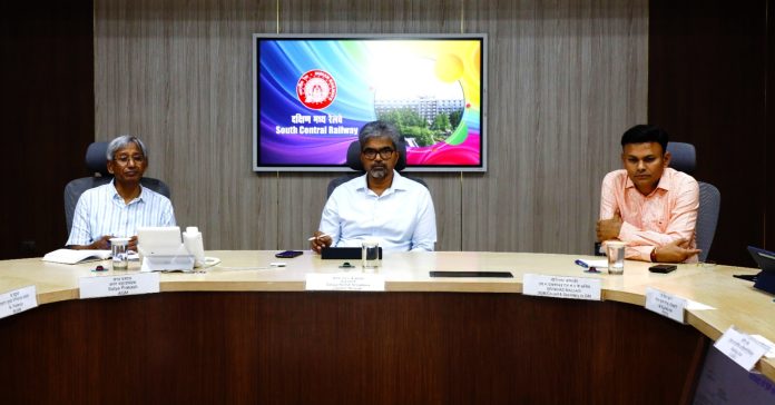 వర్షాల నేపథ్యంలో రైల్వే ట్రాక్ల కంకరను తనిఖీ చేయండి