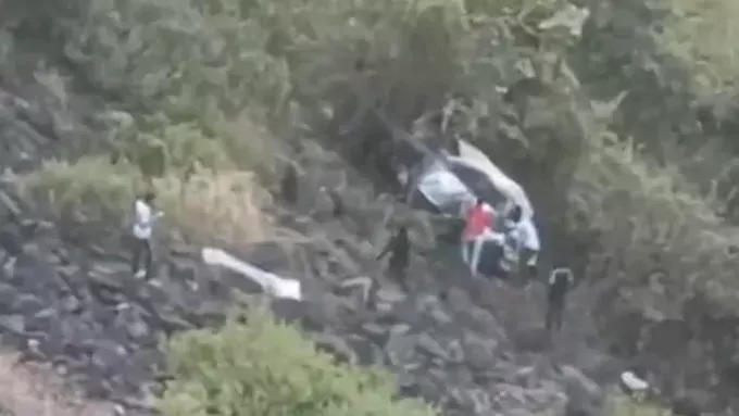 లోయలో పడిన వాహనం: ముగ్గురు మృతి