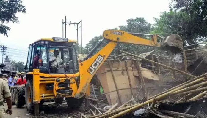 గాజులరామారంలో అక్రమ నిర్మాణాల కూల్చివేత