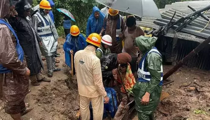 కూలిన కొండచరియలు.. ముగ్గురు మృతి