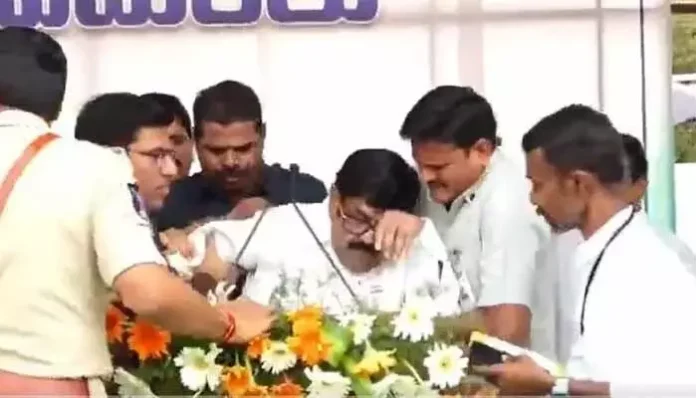 స్వాతంత్ర్య వేడుకల్లో అస్వస్థతకు గురైన మంత్రి
