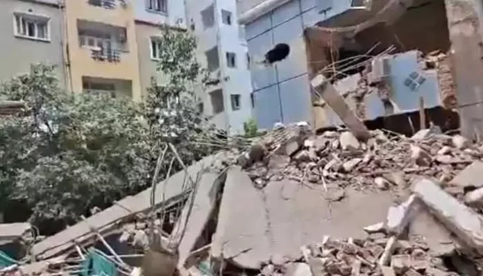 గచ్చిబౌలిలో కూలిన భవనం..ఇద్దరు మృతి