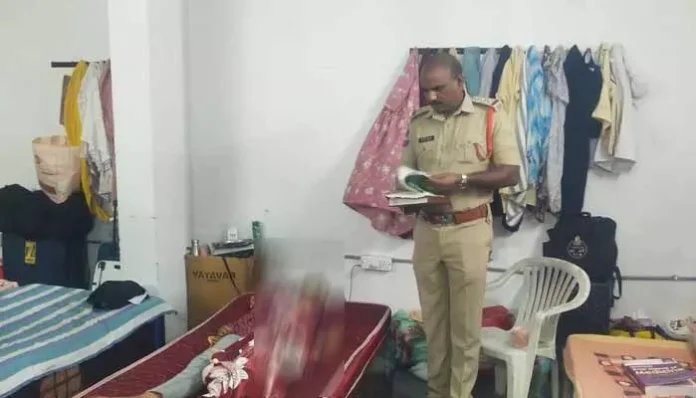 ప్రియుడి కోసం కన్నవారినే చంపిన యువతి..బెయిల్ పై వచ్చి హాస్టల్లో దారుణం