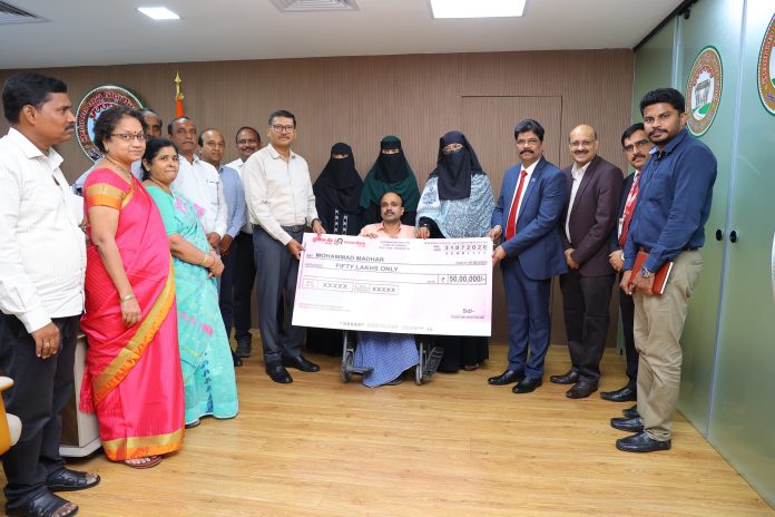 రోడ్డు ప్రమాదంలో అంగవైకల్యానికి గురైన డ్రైవర్కు రూ.50 లక్షల బీమా