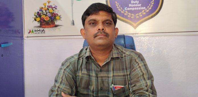 బస్ పాస్ను కండక్టర్కు చూపించాలి