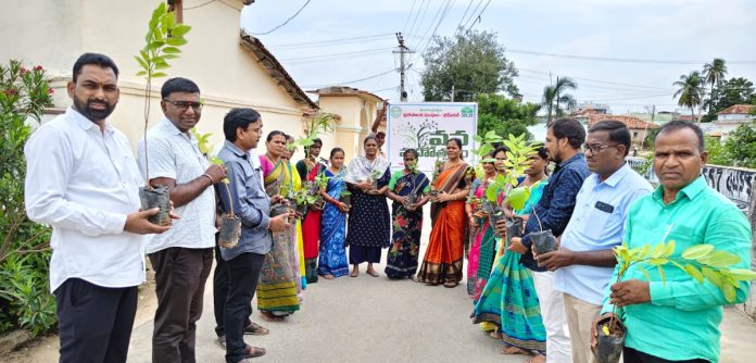 మున్సిపాలిటీ ఆధ్వర్యంలో ఇంటింటికీ మొక్కల పంపిణీ