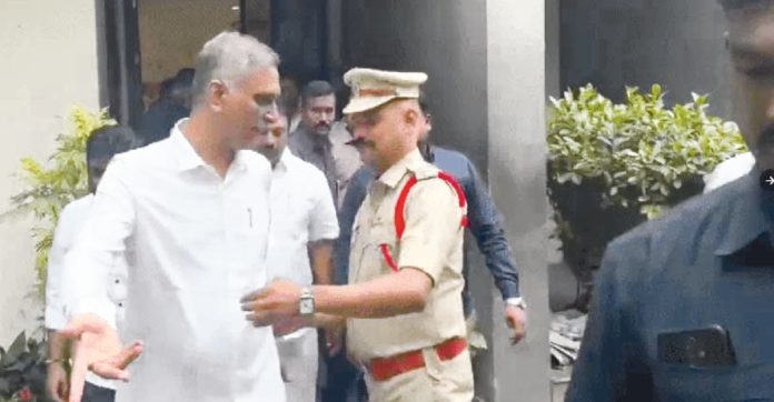 ప్రశ్నిస్తే..అరెస్టులా?