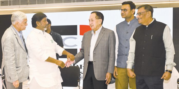 మీడియా స్వేచ్ఛను హరిస్తున్న పాలక వర్గాలు
