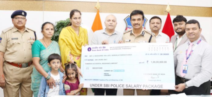 కానిస్టేబుల్ కుటుంబానికి రూ.కోటి బీమా చెక్కు అందజేత