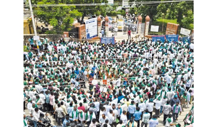 డెయిరీ భూముల బదలాయింపుపై భగ్గుమన్న రైతులు