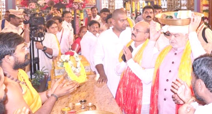మహంకాళి అమ్మవారికి పట్టు వస్త్రాలు సమర్పించిన స్పీకర్