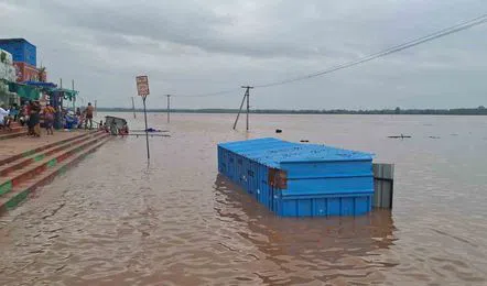 భద్రాచలం వద్ద తగ్గిన వరద..