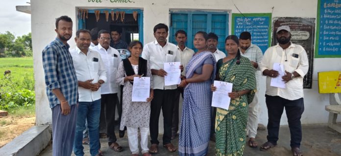 ఇందిరమ్మ ఇండ్లు మంజూరు పత్రాలు అందజేత
