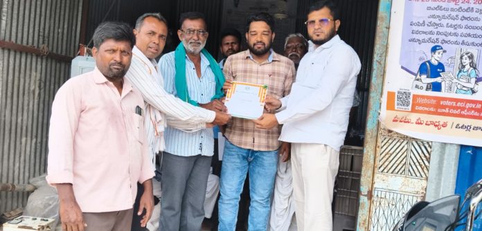ఎమ్మెల్యే కూతురు శుభలేఖలు పంపిణీ చేసిన సర్పంచ్