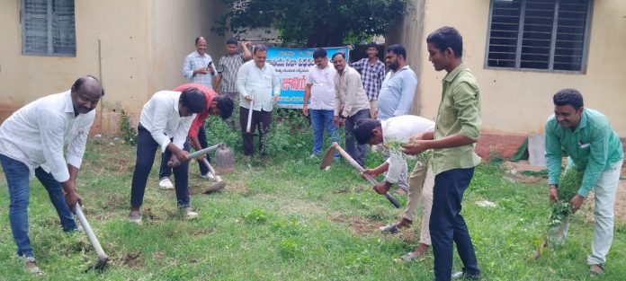 వాలంటీర్లు పరిసరాల పరిశుభ్రతపై అవగాహన పెంపొందించుకోవాలి