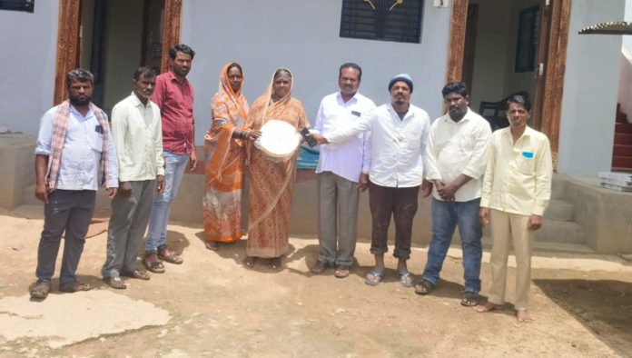 ఇందిరమ్మ ఇండ్ల లబ్ధిదారులకు గోడగడియారాలు పంపిణీ