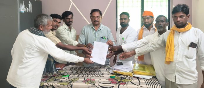 కార్యదర్శిని వెంటనే సస్పెండ్ చేయాలి