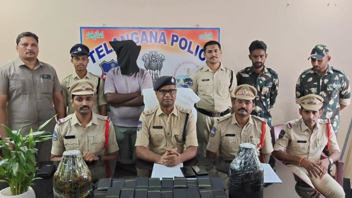 నల్లటి పేపర్లను రూ.500 నోట్లుగా మారుస్తానంటూ రూ.13 లక్షల మోసం