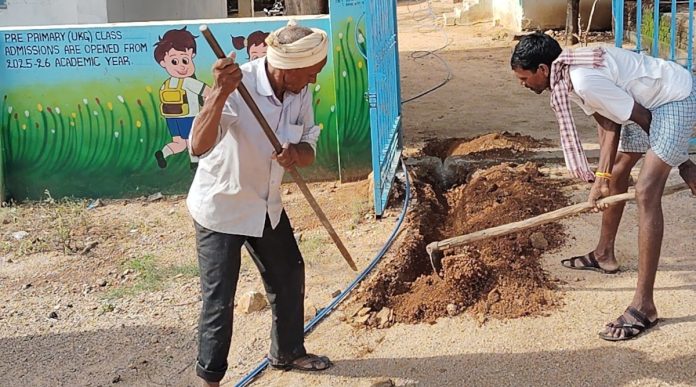 పాఠశాలకు తాగునీటి సౌకర్యం కల్పించిన సర్పంచ్