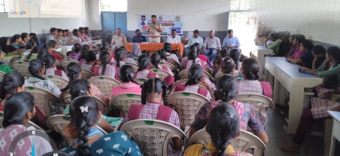 సైబర్ నేరాలపై ప్రజలు అప్రమత్తంగా ఉండాలి: సీఐ మహేష్
