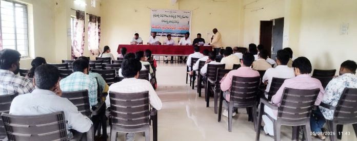సమస్యలపై అధికారులను నిలదీసిన సర్పంచులు