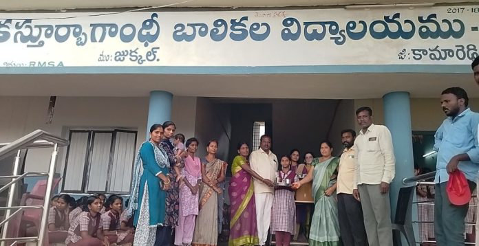 విద్యార్థులకు ప్లేట్లు, గ్లాసులు పంపిణీ చేసిన సర్పంచ్