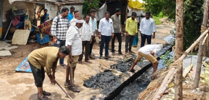 పారిశుద్ధ్య పనులను పరిశీలించిన సర్పంచ్
