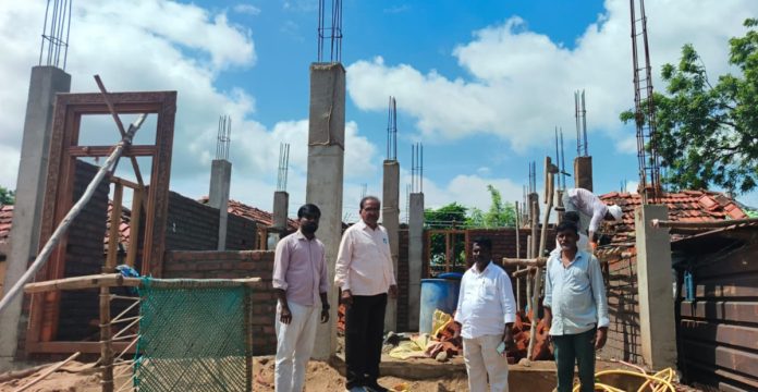 ఇందిరమ్మ ఇండ్ల నిర్మాణాలను పరిశీలించిన ఎంపీడీఓ