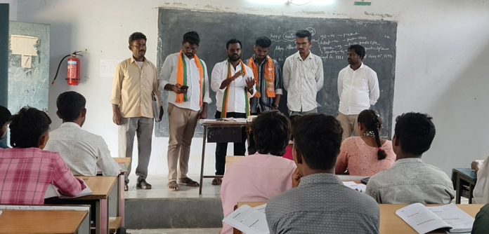 ఫీజు రియంబర్స్మెంట్ బకాయిని వెంటనే విడుదల చేయాలి