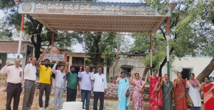 నల్ల బ్యాడ్జీలతో ఉపాధ్యాయుల నిరసన
