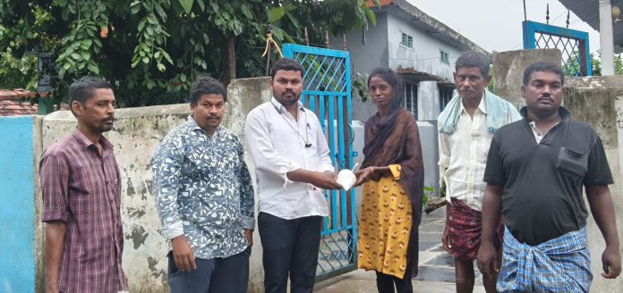 శ్రీరామగిరి జీపీ ఆధ్వర్యంలో బ్లీచింగ్ పౌడర్ ప్యాకెట్ల పంపిణీ
