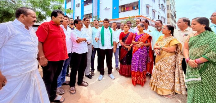 పట్టణంలో జనతా గ్యారేజ్