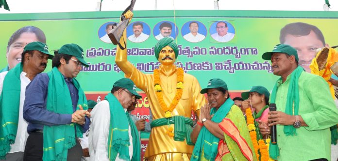 ఆదివాసీల హక్కులు, ఆత్మగౌరవాన్ని కాపాడుకుందాం: మంత్రి సీతక్క