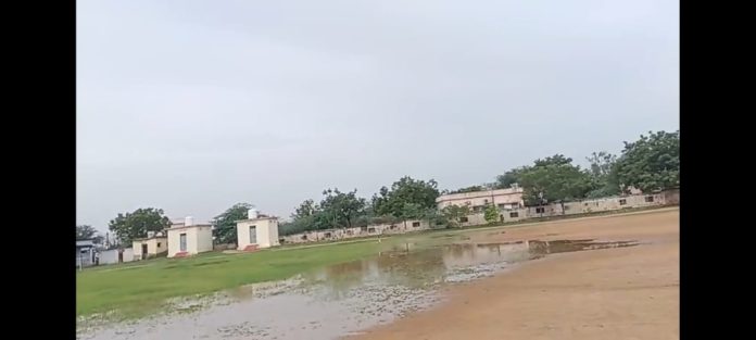 హైస్కూల్ గ్రౌండ్ లో నిలిచిన వర్షం నీరు