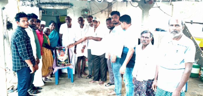 మృతుని కుటుంబానికి సర్పంచ్ చేయూత