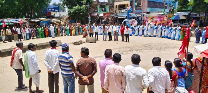 కార్మిక వర్గం పట్ల కేంద్ర ప్రభుత్వం మొండి వైఖరి వీడాలి