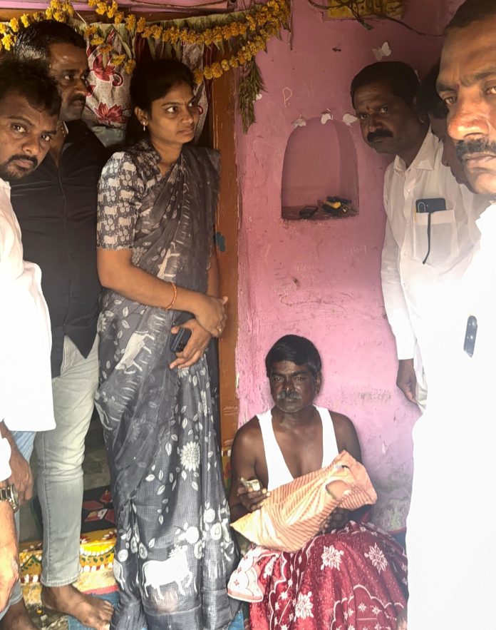 విద్యుత్ స్తంభంపై నుంచి పడన వ్యక్తి..చైర్పర్సన్ పరామర్శ