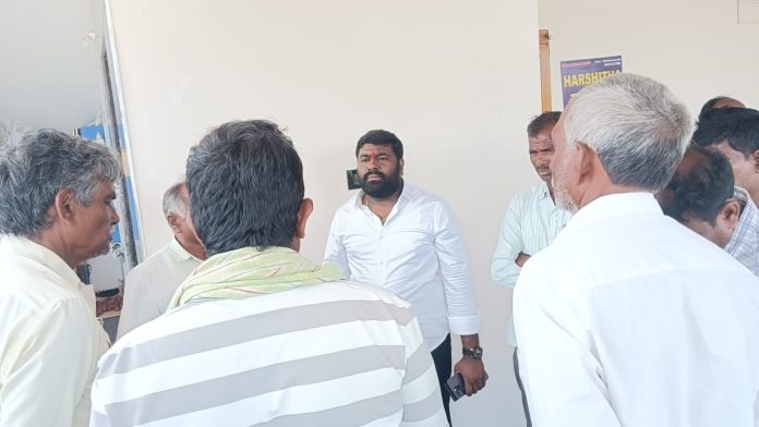 రైతుల సాగునీటి సమస్యపై స్పందించిన కాంగ్రెస్ జిల్లా అధ్యక్షుడు