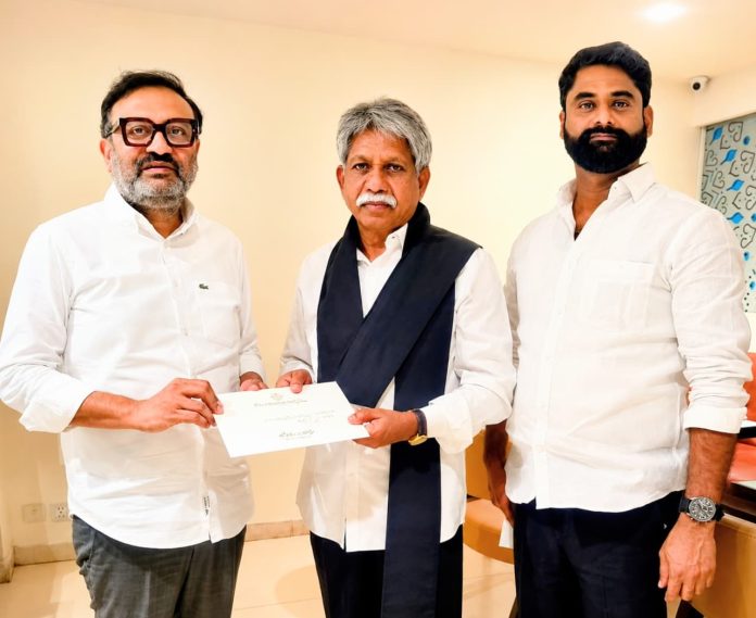 మందకృష్ణ మాదిగకు ఎమ్మెల్యే తోట లక్ష్మీకాంతరావు కుమార్తె వివాహ ఆహ్వానం