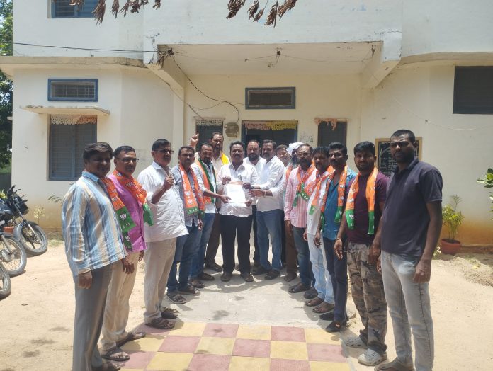 మున్సిపల్ సమస్యలు పరిష్కరించాలని కోరుతూ మేనేజర్కు వినతి
