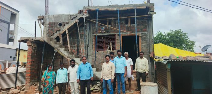 ఇందిరమ్మ ఇండ్ల నిర్మాణాలను పరిశీలించిన ఎంపీడీఓ