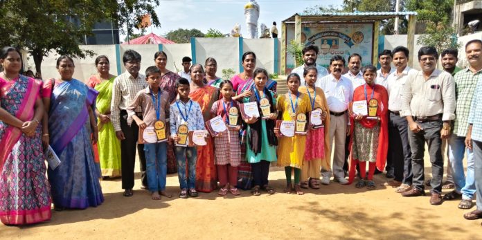గోదావరి ప్రతిభాపరీక్ష విజేతలకు బహుమతులు