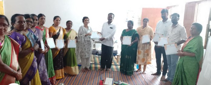 సీడీపీఓ కళావతికి ఎమ్మెల్యే కూతురు పెండ్లిపత్రిక అందజేత