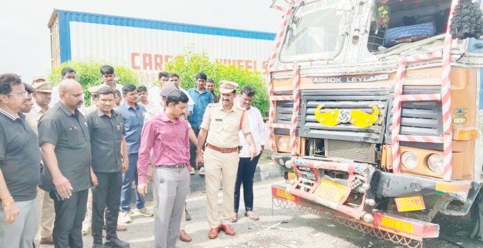 ఆగి ఉన్న టూరిస్ట్ బస్సును ఢీకొన్న లారీ