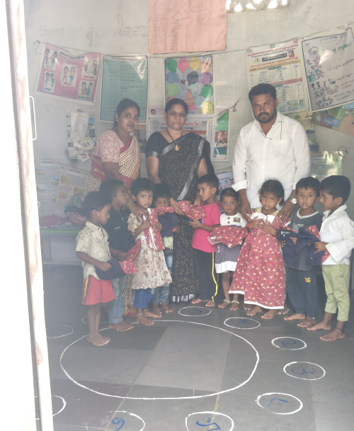 అంగన్వాడీ కేంద్రాలను సందర్శించిన సర్పంచ్