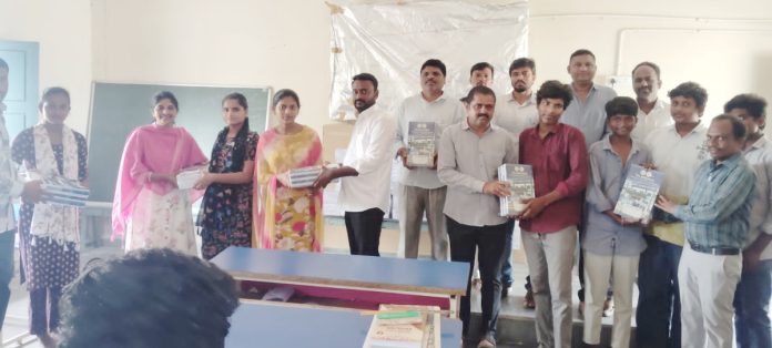 జూనియర్ కళాశాలలో ఉచిత నోట్ పుస్తకాల పంపిణీ