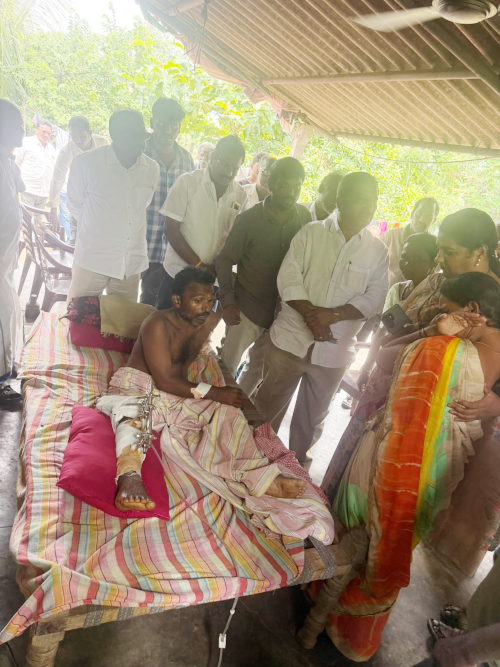 ఆపదలో ఉన్న కుటుంబానికి ఆర్థిక సాయం