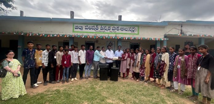 పాఠశాలకు సౌండ్ సిస్టం అందించిన మార్కెట్ చైర్మన్